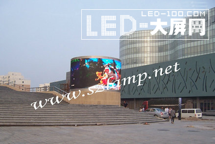 藍(lán)普又一戶(hù)外大型360度圓柱屏順利竣工