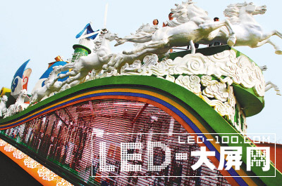 那道流動的風(fēng)景:國慶異型LED屏游行彩車