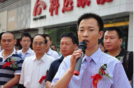 甘肅目前最大最高清戶(hù)外LED顯示屏在蘭州投入運(yùn)營(yíng)
