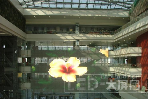 大型穿透式<a href=http://m.qcrkj88.com/company/1.htm target=_blank><a href=http://m.qcrkj88.com target=_blank>LED顯示屏</a></a>裝扮世博中心館大廳